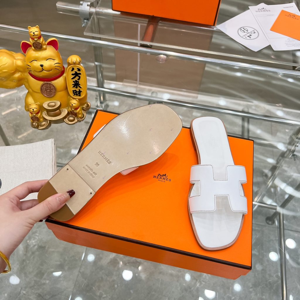 图片[7]-2023HERMES 纯进口意大利 Epsom皮 Oran凉鞋 最新配色，上脚更舒适，H有历史代表作品，永恒经典款H凉拖，居家出行两不误，此鞋款是您衣柜的点睛之笔，上脚颜值超高💃🏻💃🏻💃🏻鞋面材质💗：纯进口牛皮牛里鞋中底 💖: 纯进口牛皮包中底鞋底材质💗：零裂缝真皮中大底👑👑👑码数 💗：35-40全码-newbee