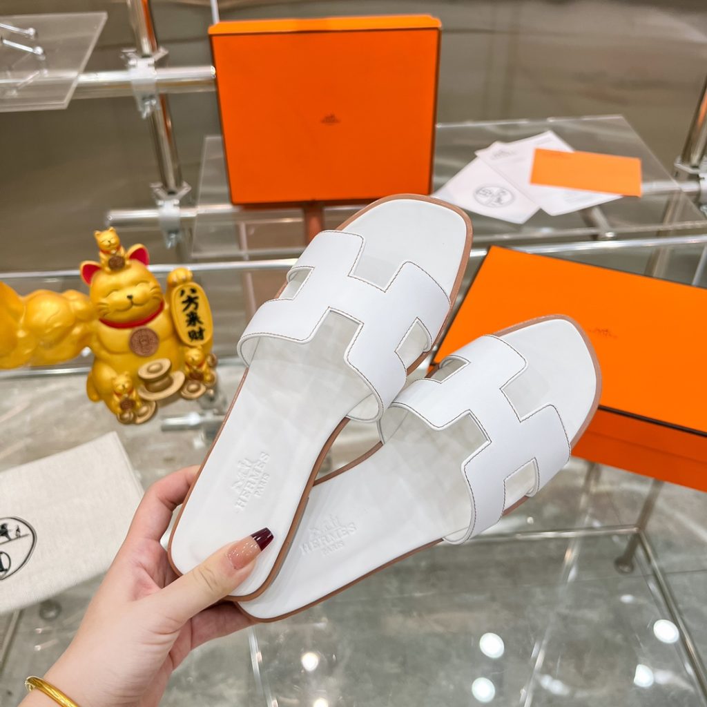 图片[8]-2023HERMES 纯进口意大利 Epsom皮 Oran凉鞋 最新配色，上脚更舒适，H有历史代表作品，永恒经典款H凉拖，居家出行两不误，此鞋款是您衣柜的点睛之笔，上脚颜值超高💃🏻💃🏻💃🏻鞋面材质💗：纯进口牛皮牛里鞋中底 💖: 纯进口牛皮包中底鞋底材质💗：零裂缝真皮中大底👑👑👑码数 💗：35-40全码-newbee