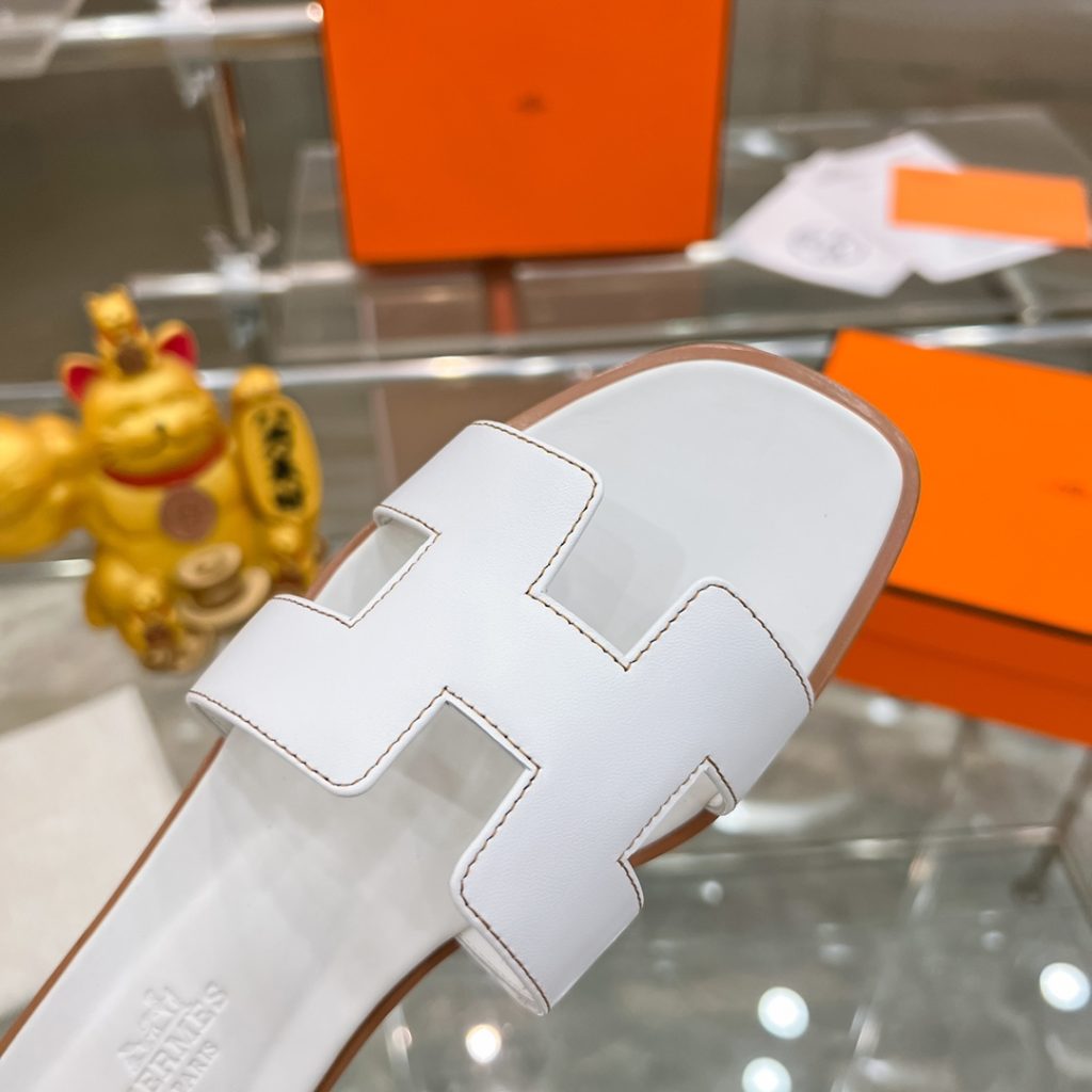 图片[9]-2023HERMES 纯进口意大利 Epsom皮 Oran凉鞋 最新配色，上脚更舒适，H有历史代表作品，永恒经典款H凉拖，居家出行两不误，此鞋款是您衣柜的点睛之笔，上脚颜值超高💃🏻💃🏻💃🏻鞋面材质💗：纯进口牛皮牛里鞋中底 💖: 纯进口牛皮包中底鞋底材质💗：零裂缝真皮中大底👑👑👑码数 💗：35-40全码-newbee