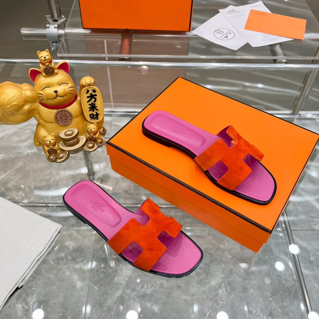 2023HERMES 纯进口意大利 Epsom皮 Oran凉鞋 最新配色，上脚更舒适，H有历史代表作品，永恒经典款H凉拖，居家出行两不误，此鞋款是您衣柜的点睛之笔，上脚颜值超高💃🏻💃🏻💃🏻鞋面材质💗：纯进口牛皮牛里鞋中底 💖: 纯进口牛皮包中底鞋底材质💗：零裂缝真皮中大底👑👑👑码数 💗：35-40全码-newbee