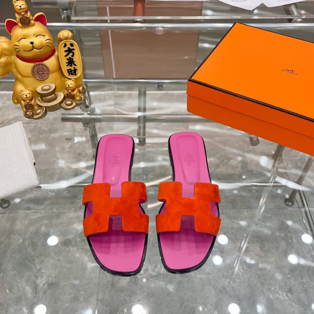 图片[2]-2023HERMES 纯进口意大利 Epsom皮 Oran凉鞋 最新配色，上脚更舒适，H有历史代表作品，永恒经典款H凉拖，居家出行两不误，此鞋款是您衣柜的点睛之笔，上脚颜值超高💃🏻💃🏻💃🏻鞋面材质💗：纯进口牛皮牛里鞋中底 💖: 纯进口牛皮包中底鞋底材质💗：零裂缝真皮中大底👑👑👑码数 💗：35-40全码-newbee