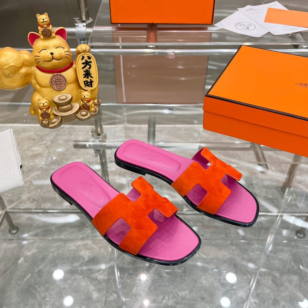图片[3]-2023HERMES 纯进口意大利 Epsom皮 Oran凉鞋 最新配色，上脚更舒适，H有历史代表作品，永恒经典款H凉拖，居家出行两不误，此鞋款是您衣柜的点睛之笔，上脚颜值超高💃🏻💃🏻💃🏻鞋面材质💗：纯进口牛皮牛里鞋中底 💖: 纯进口牛皮包中底鞋底材质💗：零裂缝真皮中大底👑👑👑码数 💗：35-40全码-newbee