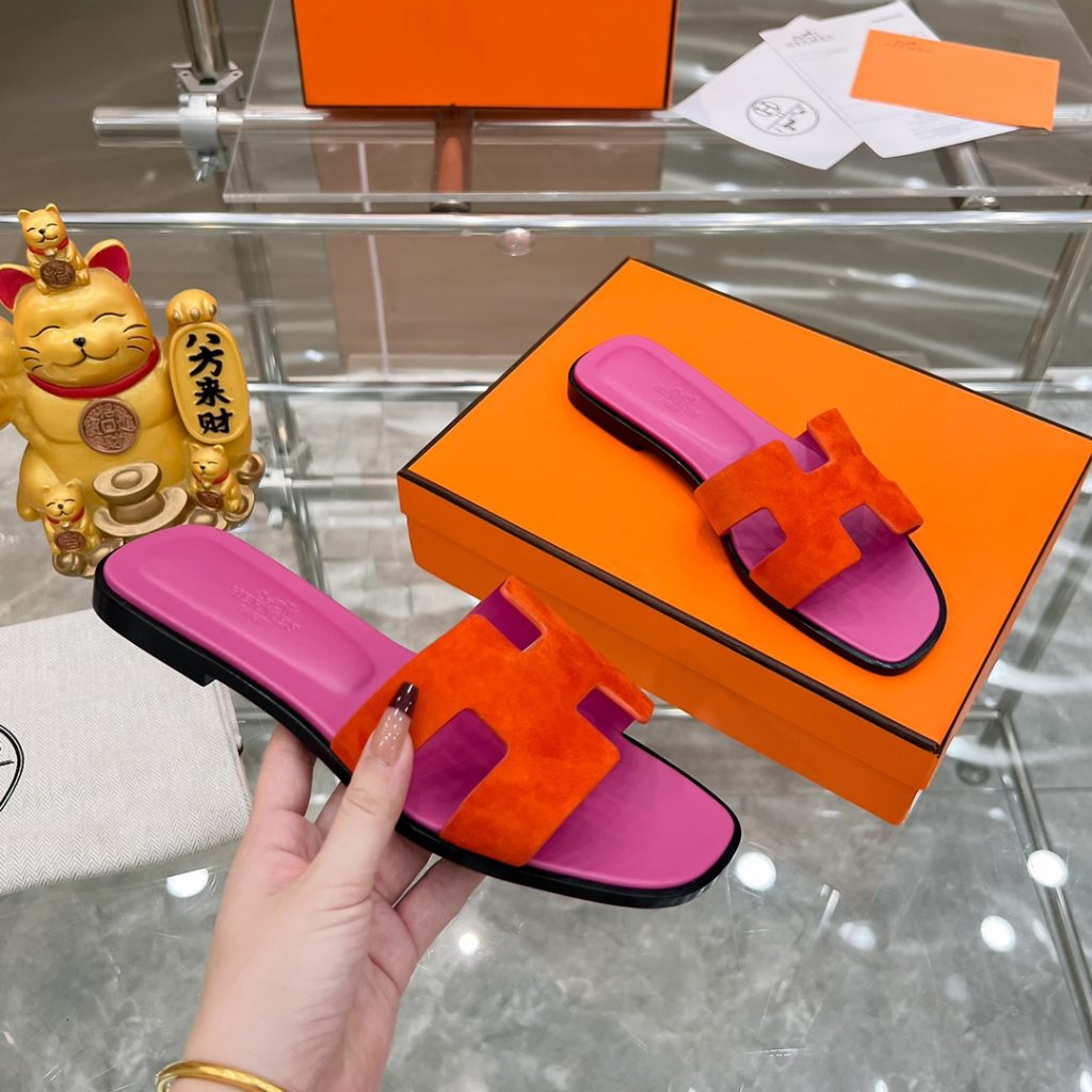 图片[4]-2023HERMES 纯进口意大利 Epsom皮 Oran凉鞋 最新配色，上脚更舒适，H有历史代表作品，永恒经典款H凉拖，居家出行两不误，此鞋款是您衣柜的点睛之笔，上脚颜值超高💃🏻💃🏻💃🏻鞋面材质💗：纯进口牛皮牛里鞋中底 💖: 纯进口牛皮包中底鞋底材质💗：零裂缝真皮中大底👑👑👑码数 💗：35-40全码-newbee