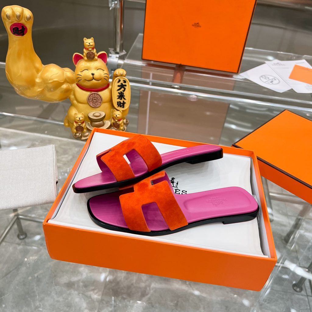 图片[6]-2023HERMES 纯进口意大利 Epsom皮 Oran凉鞋 最新配色，上脚更舒适，H有历史代表作品，永恒经典款H凉拖，居家出行两不误，此鞋款是您衣柜的点睛之笔，上脚颜值超高💃🏻💃🏻💃🏻鞋面材质💗：纯进口牛皮牛里鞋中底 💖: 纯进口牛皮包中底鞋底材质💗：零裂缝真皮中大底👑👑👑码数 💗：35-40全码-newbee