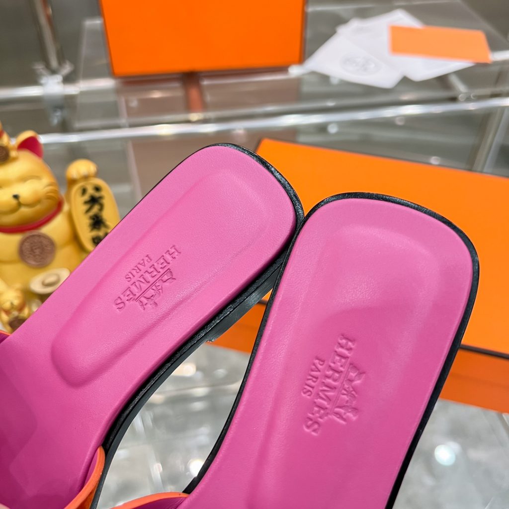 图片[7]-2023HERMES 纯进口意大利 Epsom皮 Oran凉鞋 最新配色，上脚更舒适，H有历史代表作品，永恒经典款H凉拖，居家出行两不误，此鞋款是您衣柜的点睛之笔，上脚颜值超高💃🏻💃🏻💃🏻鞋面材质💗：纯进口牛皮牛里鞋中底 💖: 纯进口牛皮包中底鞋底材质💗：零裂缝真皮中大底👑👑👑码数 💗：35-40全码-newbee