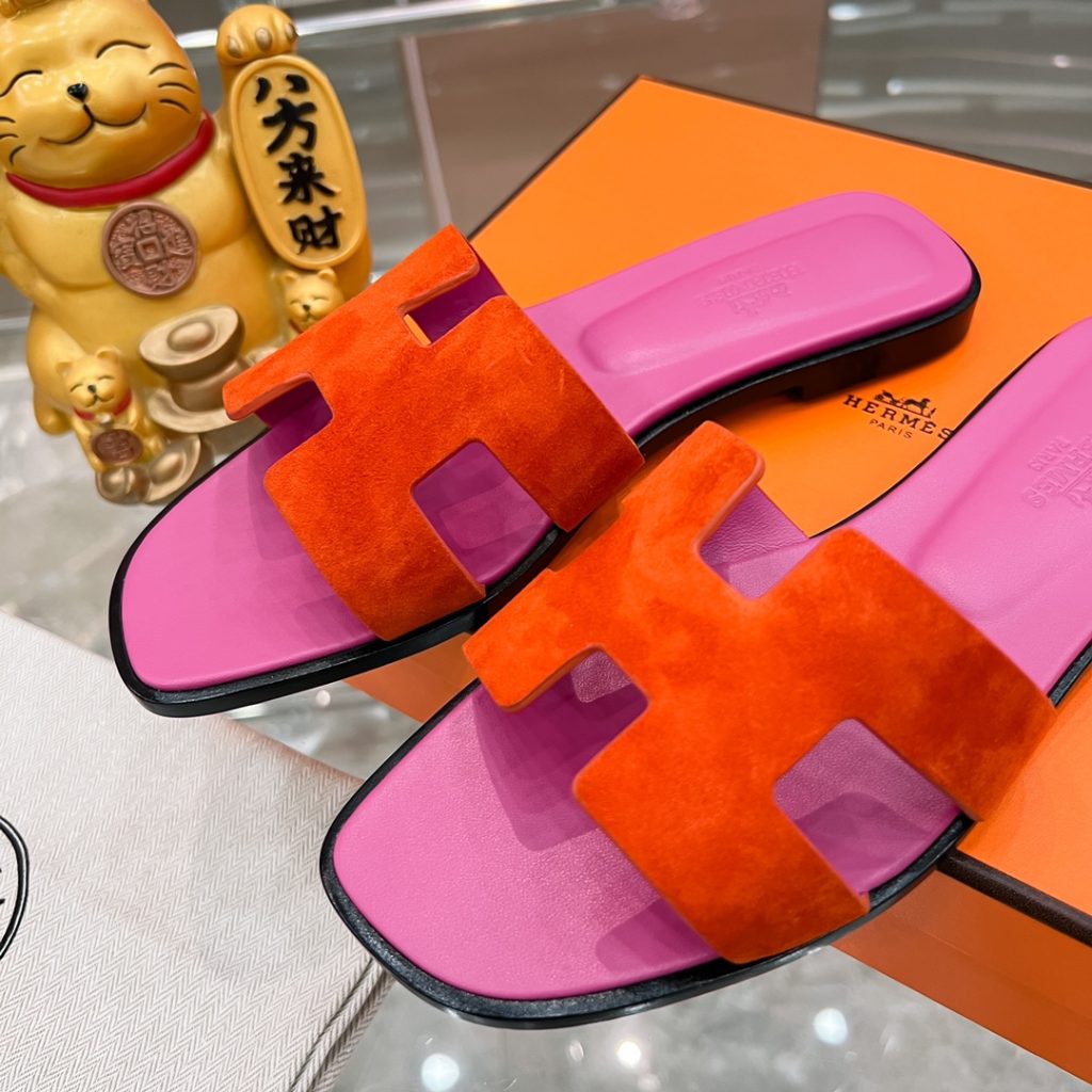 图片[8]-2023HERMES 纯进口意大利 Epsom皮 Oran凉鞋 最新配色，上脚更舒适，H有历史代表作品，永恒经典款H凉拖，居家出行两不误，此鞋款是您衣柜的点睛之笔，上脚颜值超高💃🏻💃🏻💃🏻鞋面材质💗：纯进口牛皮牛里鞋中底 💖: 纯进口牛皮包中底鞋底材质💗：零裂缝真皮中大底👑👑👑码数 💗：35-40全码-newbee