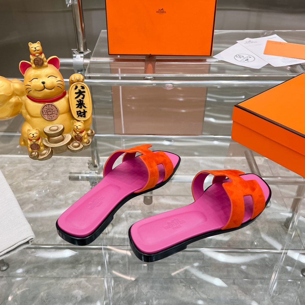 图片[9]-2023HERMES 纯进口意大利 Epsom皮 Oran凉鞋 最新配色，上脚更舒适，H有历史代表作品，永恒经典款H凉拖，居家出行两不误，此鞋款是您衣柜的点睛之笔，上脚颜值超高💃🏻💃🏻💃🏻鞋面材质💗：纯进口牛皮牛里鞋中底 💖: 纯进口牛皮包中底鞋底材质💗：零裂缝真皮中大底👑👑👑码数 💗：35-40全码-newbee