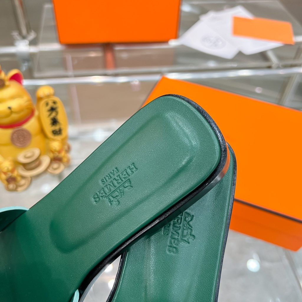 图片[2]-2023HERMES 纯进口意大利 Epsom皮 Oran凉鞋 最新配色，上脚更舒适，H有历史代表作品，永恒经典款H凉拖，居家出行两不误，此鞋款是您衣柜的点睛之笔，上脚颜值超高💃🏻💃🏻💃🏻鞋面材质💗：纯进口牛皮牛里鞋中底 💖: 纯进口牛皮包中底鞋底材质💗：零裂缝真皮中大底👑👑👑码数 💗：35-40全码-newbee