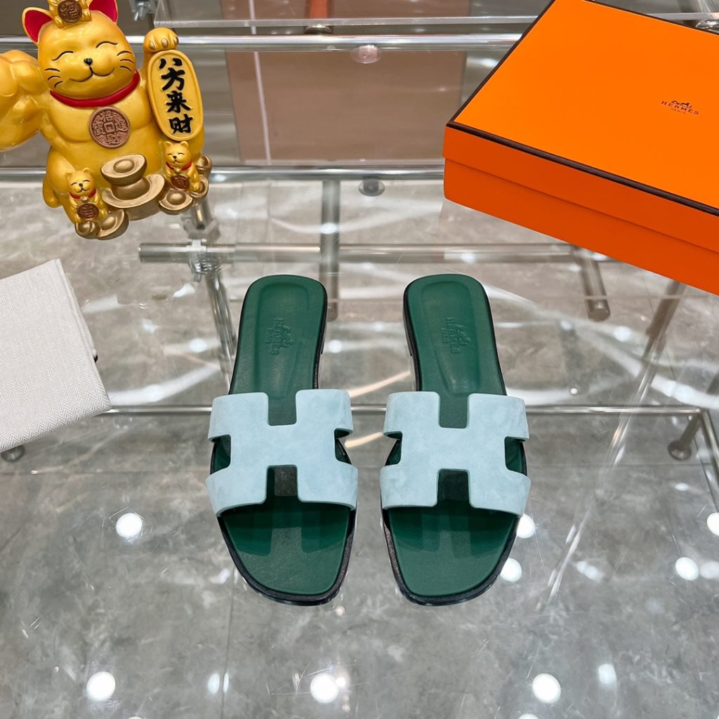 2023HERMES 纯进口意大利 Epsom皮 Oran凉鞋 最新配色，上脚更舒适，H有历史代表作品，永恒经典款H凉拖，居家出行两不误，此鞋款是您衣柜的点睛之笔，上脚颜值超高💃🏻💃🏻💃🏻鞋面材质💗：纯进口牛皮牛里鞋中底 💖: 纯进口牛皮包中底鞋底材质💗：零裂缝真皮中大底👑👑👑码数 💗：35-40全码-newbee