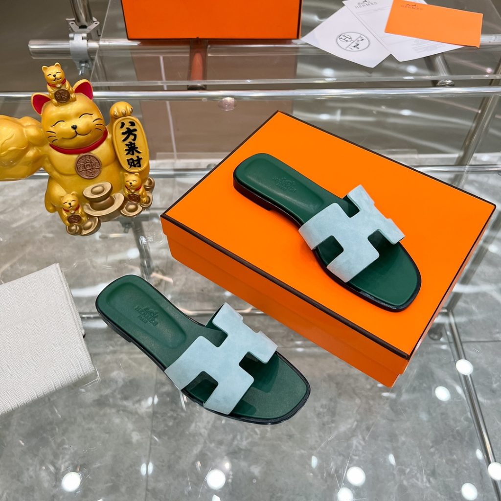 图片[3]-2023HERMES 纯进口意大利 Epsom皮 Oran凉鞋 最新配色，上脚更舒适，H有历史代表作品，永恒经典款H凉拖，居家出行两不误，此鞋款是您衣柜的点睛之笔，上脚颜值超高💃🏻💃🏻💃🏻鞋面材质💗：纯进口牛皮牛里鞋中底 💖: 纯进口牛皮包中底鞋底材质💗：零裂缝真皮中大底👑👑👑码数 💗：35-40全码-newbee