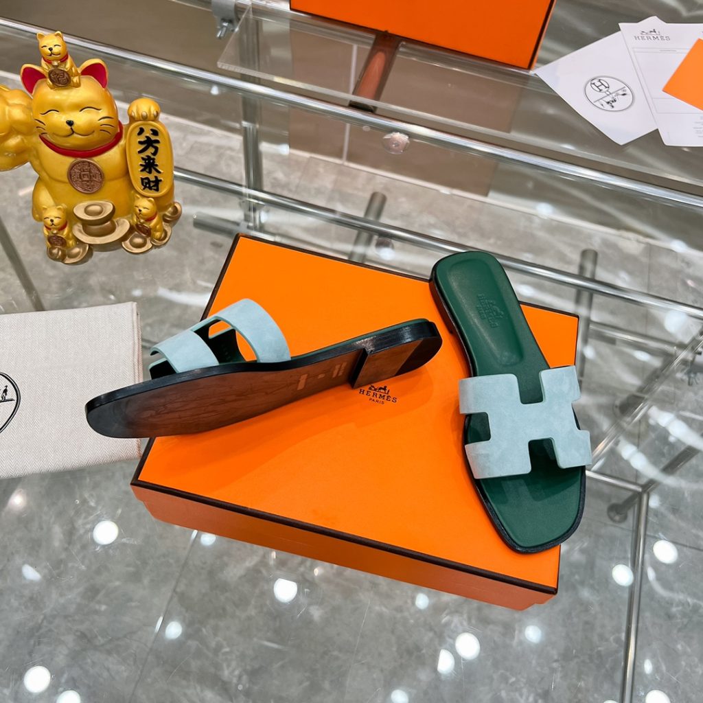 图片[4]-2023HERMES 纯进口意大利 Epsom皮 Oran凉鞋 最新配色，上脚更舒适，H有历史代表作品，永恒经典款H凉拖，居家出行两不误，此鞋款是您衣柜的点睛之笔，上脚颜值超高💃🏻💃🏻💃🏻鞋面材质💗：纯进口牛皮牛里鞋中底 💖: 纯进口牛皮包中底鞋底材质💗：零裂缝真皮中大底👑👑👑码数 💗：35-40全码-newbee