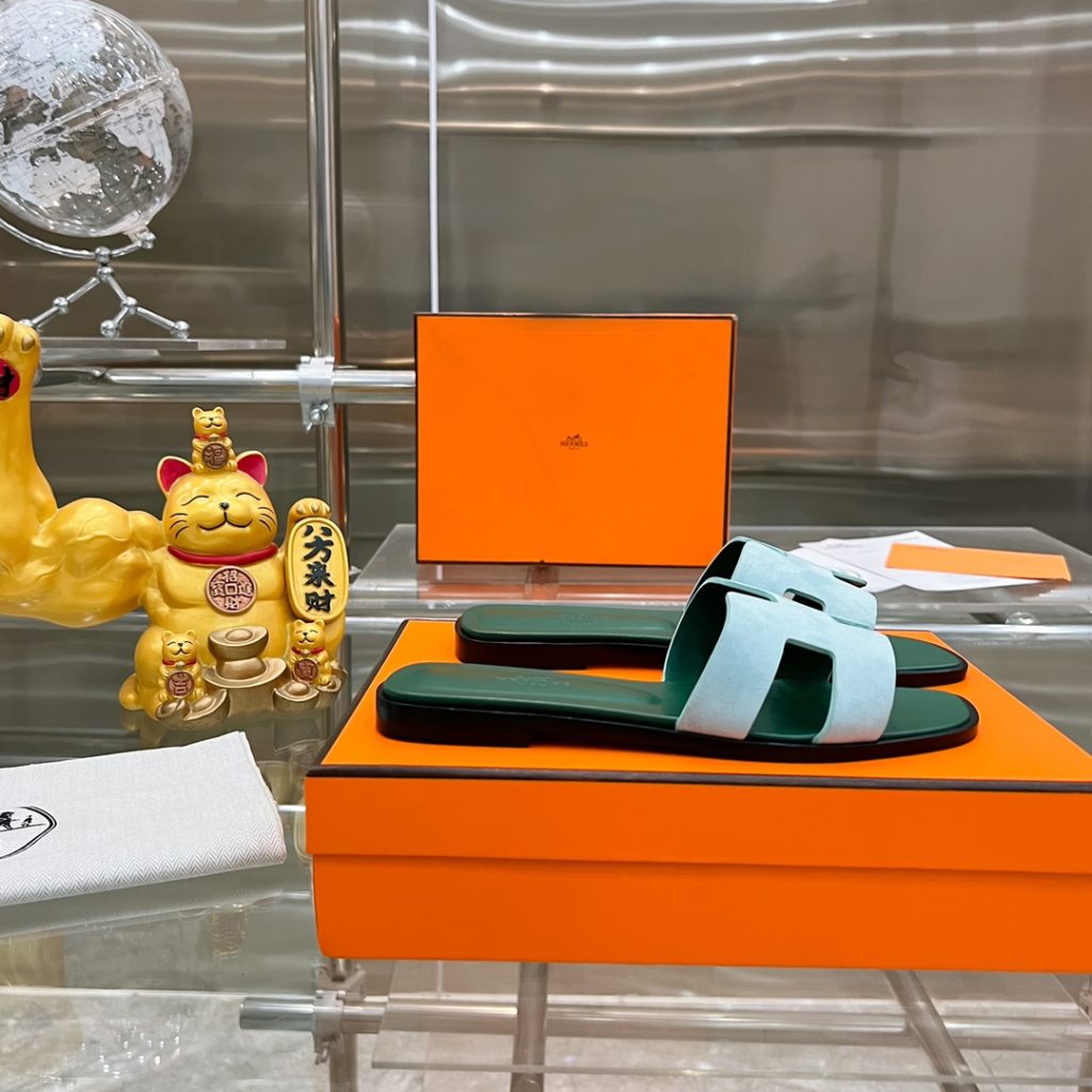 图片[5]-2023HERMES 纯进口意大利 Epsom皮 Oran凉鞋 最新配色，上脚更舒适，H有历史代表作品，永恒经典款H凉拖，居家出行两不误，此鞋款是您衣柜的点睛之笔，上脚颜值超高💃🏻💃🏻💃🏻鞋面材质💗：纯进口牛皮牛里鞋中底 💖: 纯进口牛皮包中底鞋底材质💗：零裂缝真皮中大底👑👑👑码数 💗：35-40全码-newbee