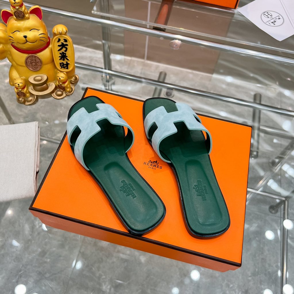图片[6]-2023HERMES 纯进口意大利 Epsom皮 Oran凉鞋 最新配色，上脚更舒适，H有历史代表作品，永恒经典款H凉拖，居家出行两不误，此鞋款是您衣柜的点睛之笔，上脚颜值超高💃🏻💃🏻💃🏻鞋面材质💗：纯进口牛皮牛里鞋中底 💖: 纯进口牛皮包中底鞋底材质💗：零裂缝真皮中大底👑👑👑码数 💗：35-40全码-newbee