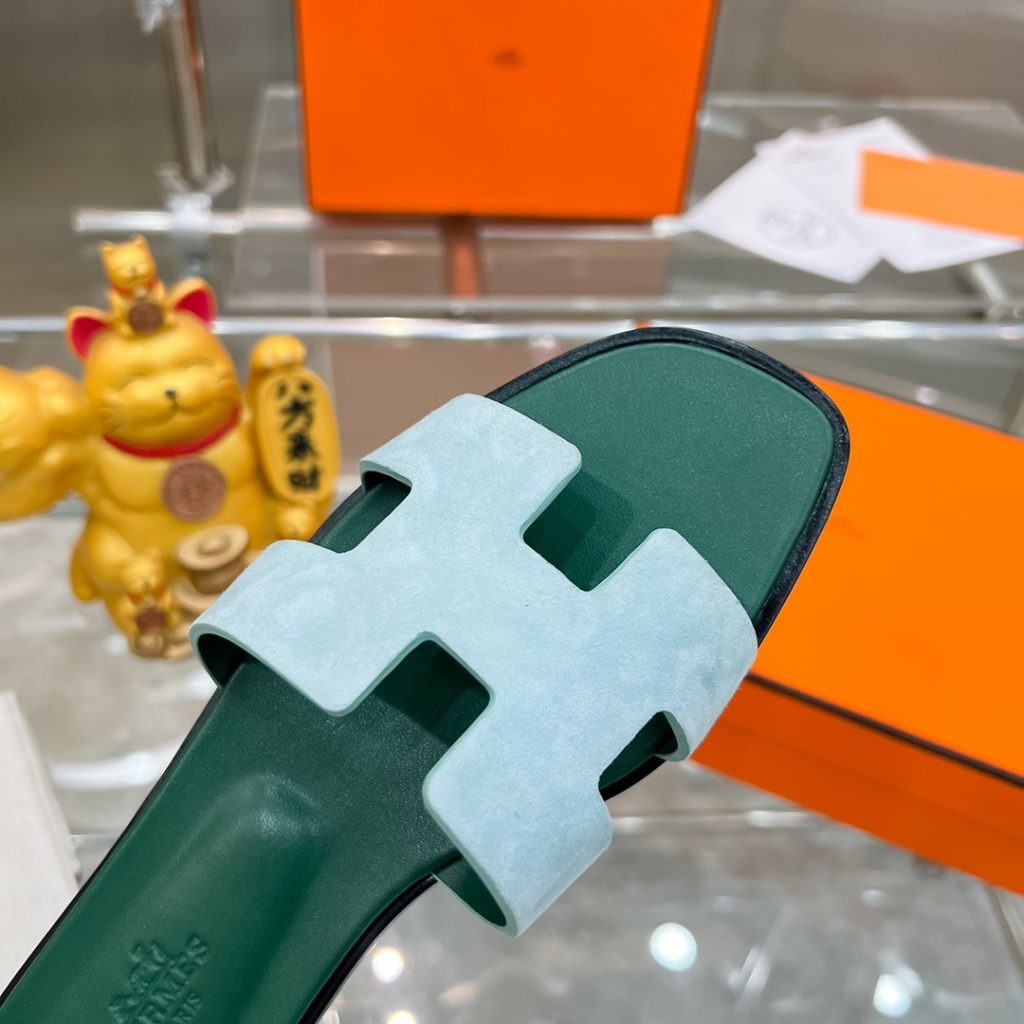 图片[7]-2023HERMES 纯进口意大利 Epsom皮 Oran凉鞋 最新配色，上脚更舒适，H有历史代表作品，永恒经典款H凉拖，居家出行两不误，此鞋款是您衣柜的点睛之笔，上脚颜值超高💃🏻💃🏻💃🏻鞋面材质💗：纯进口牛皮牛里鞋中底 💖: 纯进口牛皮包中底鞋底材质💗：零裂缝真皮中大底👑👑👑码数 💗：35-40全码-newbee