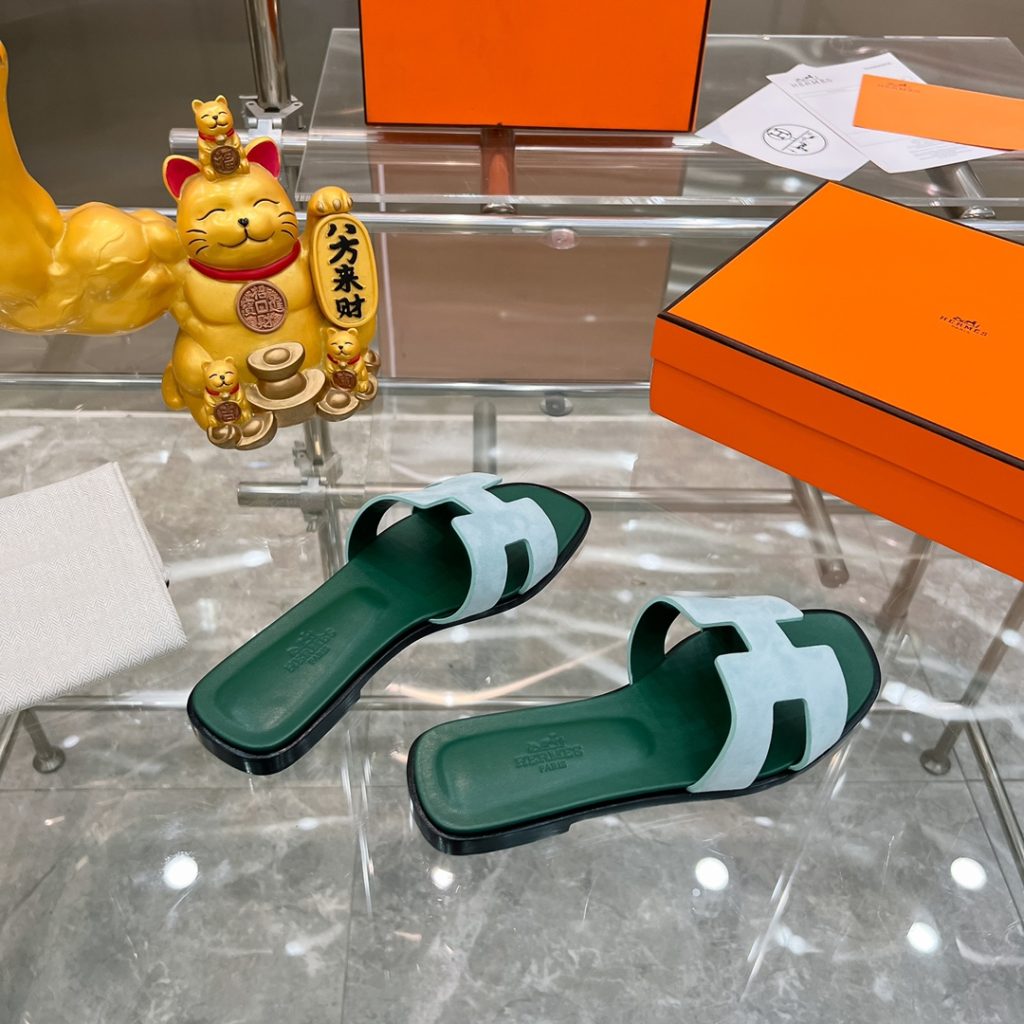 图片[8]-2023HERMES 纯进口意大利 Epsom皮 Oran凉鞋 最新配色，上脚更舒适，H有历史代表作品，永恒经典款H凉拖，居家出行两不误，此鞋款是您衣柜的点睛之笔，上脚颜值超高💃🏻💃🏻💃🏻鞋面材质💗：纯进口牛皮牛里鞋中底 💖: 纯进口牛皮包中底鞋底材质💗：零裂缝真皮中大底👑👑👑码数 💗：35-40全码-newbee