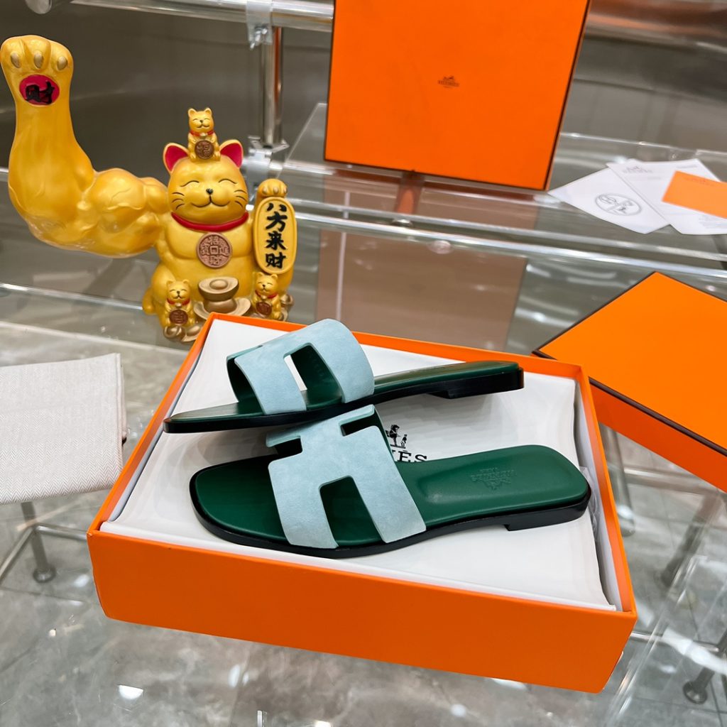 图片[9]-2023HERMES 纯进口意大利 Epsom皮 Oran凉鞋 最新配色，上脚更舒适，H有历史代表作品，永恒经典款H凉拖，居家出行两不误，此鞋款是您衣柜的点睛之笔，上脚颜值超高💃🏻💃🏻💃🏻鞋面材质💗：纯进口牛皮牛里鞋中底 💖: 纯进口牛皮包中底鞋底材质💗：零裂缝真皮中大底👑👑👑码数 💗：35-40全码-newbee