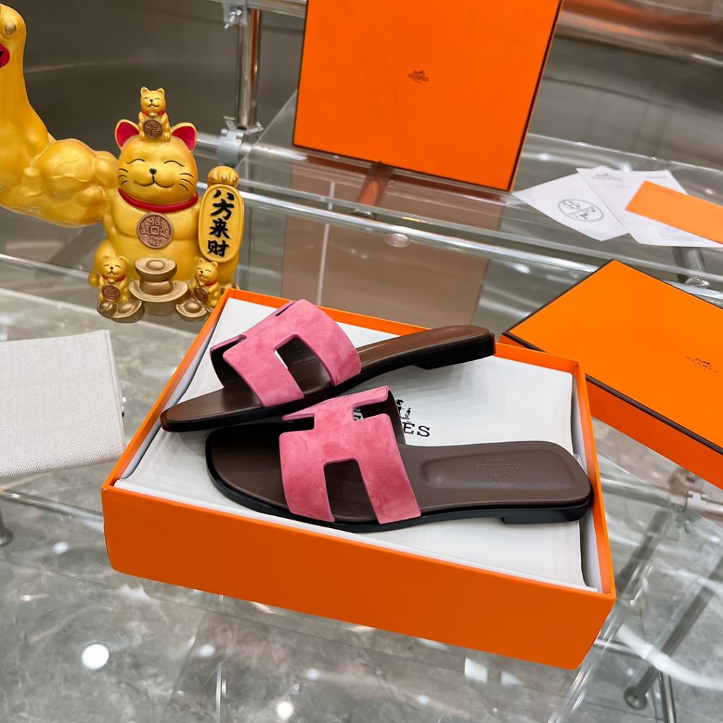图片[2]-2023HERMES 纯进口意大利 Epsom皮 Oran凉鞋 最新配色，上脚更舒适，H有历史代表作品，永恒经典款H凉拖，居家出行两不误，此鞋款是您衣柜的点睛之笔，上脚颜值超高💃🏻💃🏻💃🏻鞋面材质💗：纯进口牛皮牛里鞋中底 💖: 纯进口牛皮包中底鞋底材质💗：零裂缝真皮中大底👑👑👑码数 💗：35-40全码-newbee
