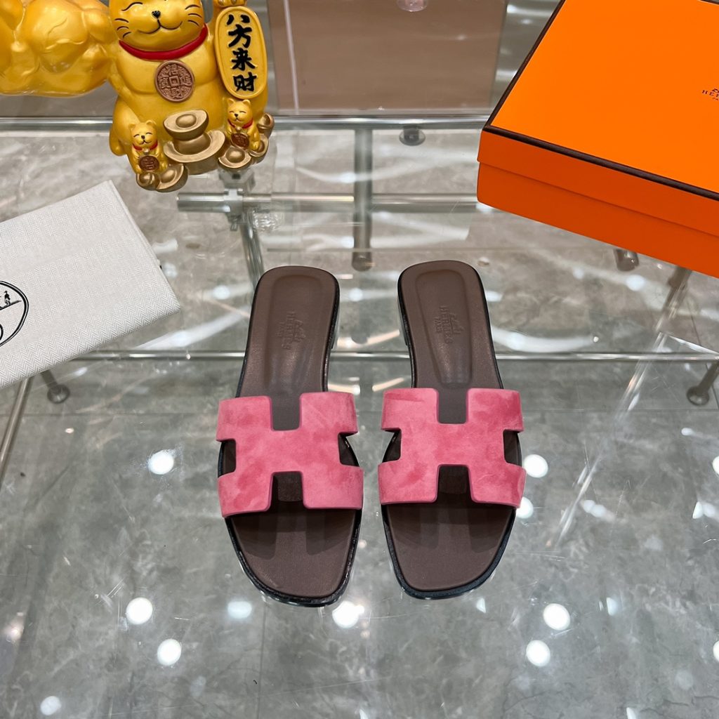 2023HERMES 纯进口意大利 Epsom皮 Oran凉鞋 最新配色，上脚更舒适，H有历史代表作品，永恒经典款H凉拖，居家出行两不误，此鞋款是您衣柜的点睛之笔，上脚颜值超高💃🏻💃🏻💃🏻鞋面材质💗：纯进口牛皮牛里鞋中底 💖: 纯进口牛皮包中底鞋底材质💗：零裂缝真皮中大底👑👑👑码数 💗：35-40全码-newbee
