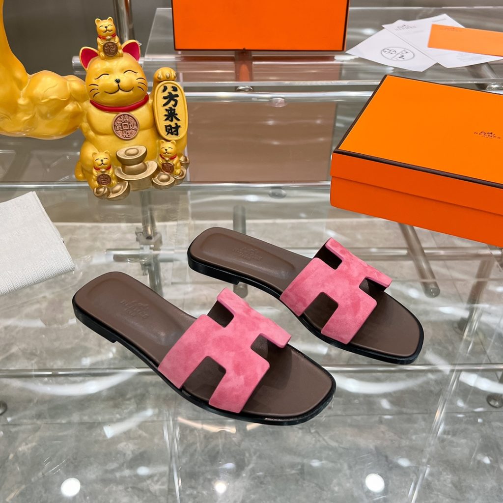 图片[3]-2023HERMES 纯进口意大利 Epsom皮 Oran凉鞋 最新配色，上脚更舒适，H有历史代表作品，永恒经典款H凉拖，居家出行两不误，此鞋款是您衣柜的点睛之笔，上脚颜值超高💃🏻💃🏻💃🏻鞋面材质💗：纯进口牛皮牛里鞋中底 💖: 纯进口牛皮包中底鞋底材质💗：零裂缝真皮中大底👑👑👑码数 💗：35-40全码-newbee