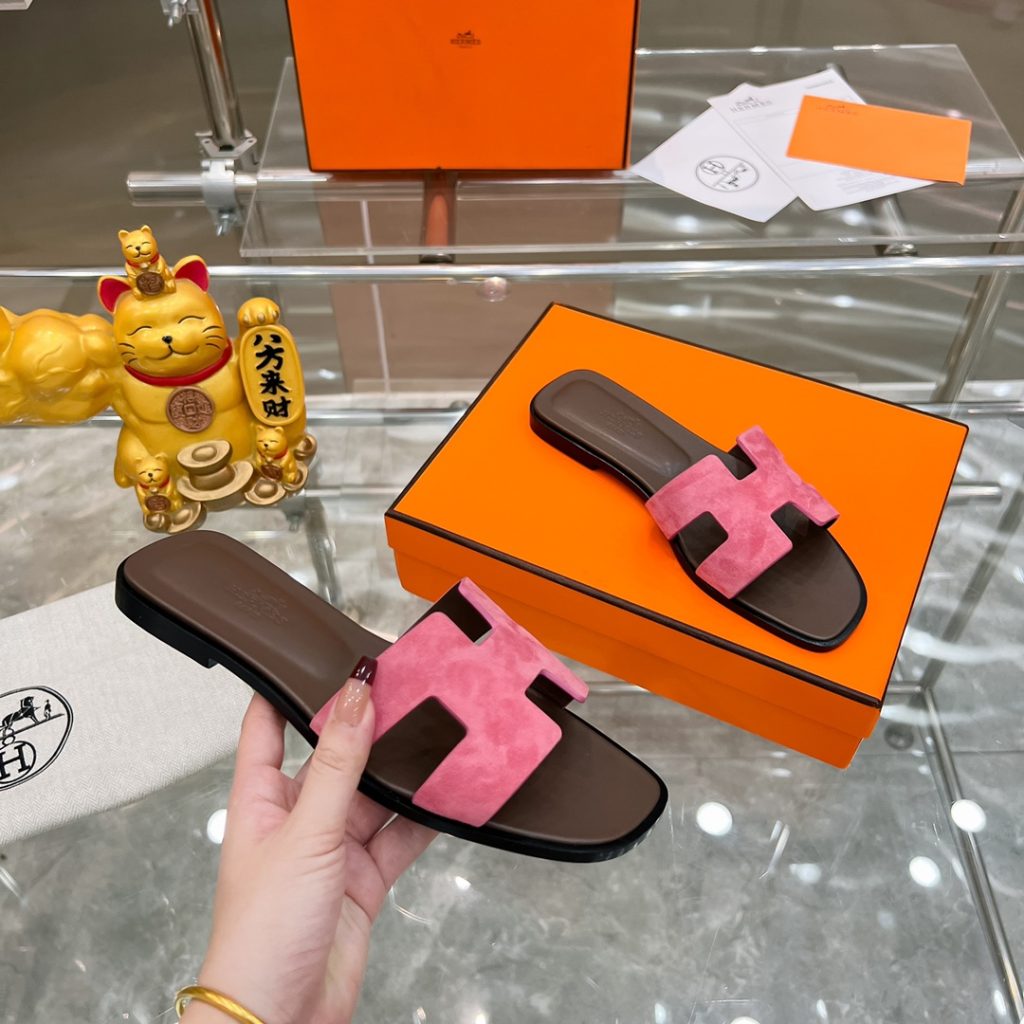 图片[4]-2023HERMES 纯进口意大利 Epsom皮 Oran凉鞋 最新配色，上脚更舒适，H有历史代表作品，永恒经典款H凉拖，居家出行两不误，此鞋款是您衣柜的点睛之笔，上脚颜值超高💃🏻💃🏻💃🏻鞋面材质💗：纯进口牛皮牛里鞋中底 💖: 纯进口牛皮包中底鞋底材质💗：零裂缝真皮中大底👑👑👑码数 💗：35-40全码-newbee