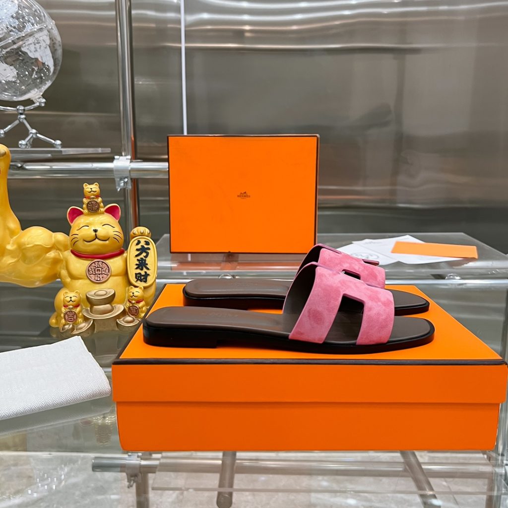 图片[5]-2023HERMES 纯进口意大利 Epsom皮 Oran凉鞋 最新配色，上脚更舒适，H有历史代表作品，永恒经典款H凉拖，居家出行两不误，此鞋款是您衣柜的点睛之笔，上脚颜值超高💃🏻💃🏻💃🏻鞋面材质💗：纯进口牛皮牛里鞋中底 💖: 纯进口牛皮包中底鞋底材质💗：零裂缝真皮中大底👑👑👑码数 💗：35-40全码-newbee
