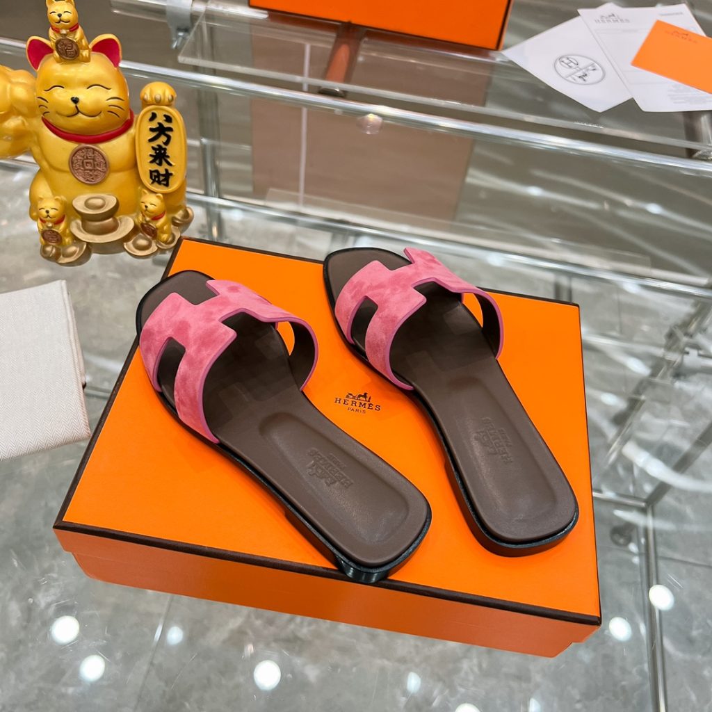 图片[6]-2023HERMES 纯进口意大利 Epsom皮 Oran凉鞋 最新配色，上脚更舒适，H有历史代表作品，永恒经典款H凉拖，居家出行两不误，此鞋款是您衣柜的点睛之笔，上脚颜值超高💃🏻💃🏻💃🏻鞋面材质💗：纯进口牛皮牛里鞋中底 💖: 纯进口牛皮包中底鞋底材质💗：零裂缝真皮中大底👑👑👑码数 💗：35-40全码-newbee