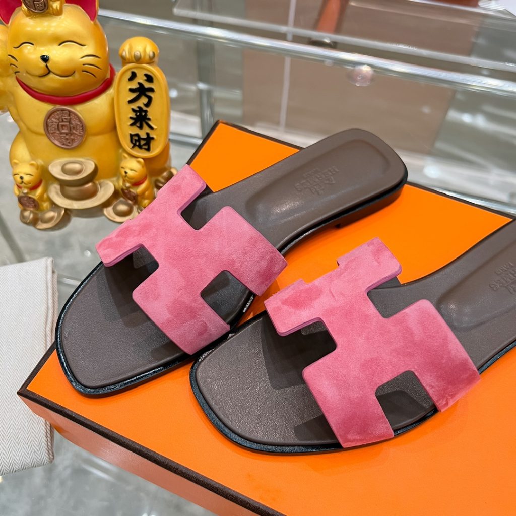 图片[7]-2023HERMES 纯进口意大利 Epsom皮 Oran凉鞋 最新配色，上脚更舒适，H有历史代表作品，永恒经典款H凉拖，居家出行两不误，此鞋款是您衣柜的点睛之笔，上脚颜值超高💃🏻💃🏻💃🏻鞋面材质💗：纯进口牛皮牛里鞋中底 💖: 纯进口牛皮包中底鞋底材质💗：零裂缝真皮中大底👑👑👑码数 💗：35-40全码-newbee