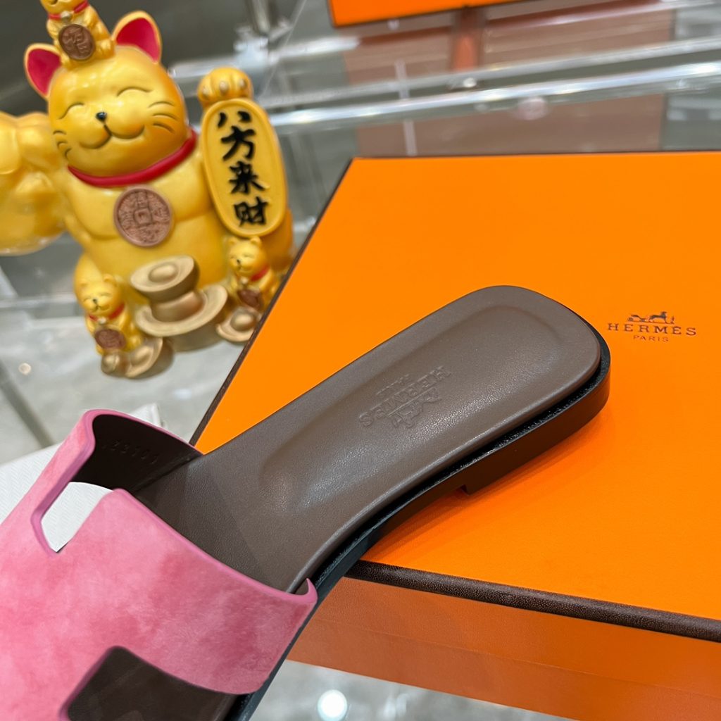 图片[8]-2023HERMES 纯进口意大利 Epsom皮 Oran凉鞋 最新配色，上脚更舒适，H有历史代表作品，永恒经典款H凉拖，居家出行两不误，此鞋款是您衣柜的点睛之笔，上脚颜值超高💃🏻💃🏻💃🏻鞋面材质💗：纯进口牛皮牛里鞋中底 💖: 纯进口牛皮包中底鞋底材质💗：零裂缝真皮中大底👑👑👑码数 💗：35-40全码-newbee
