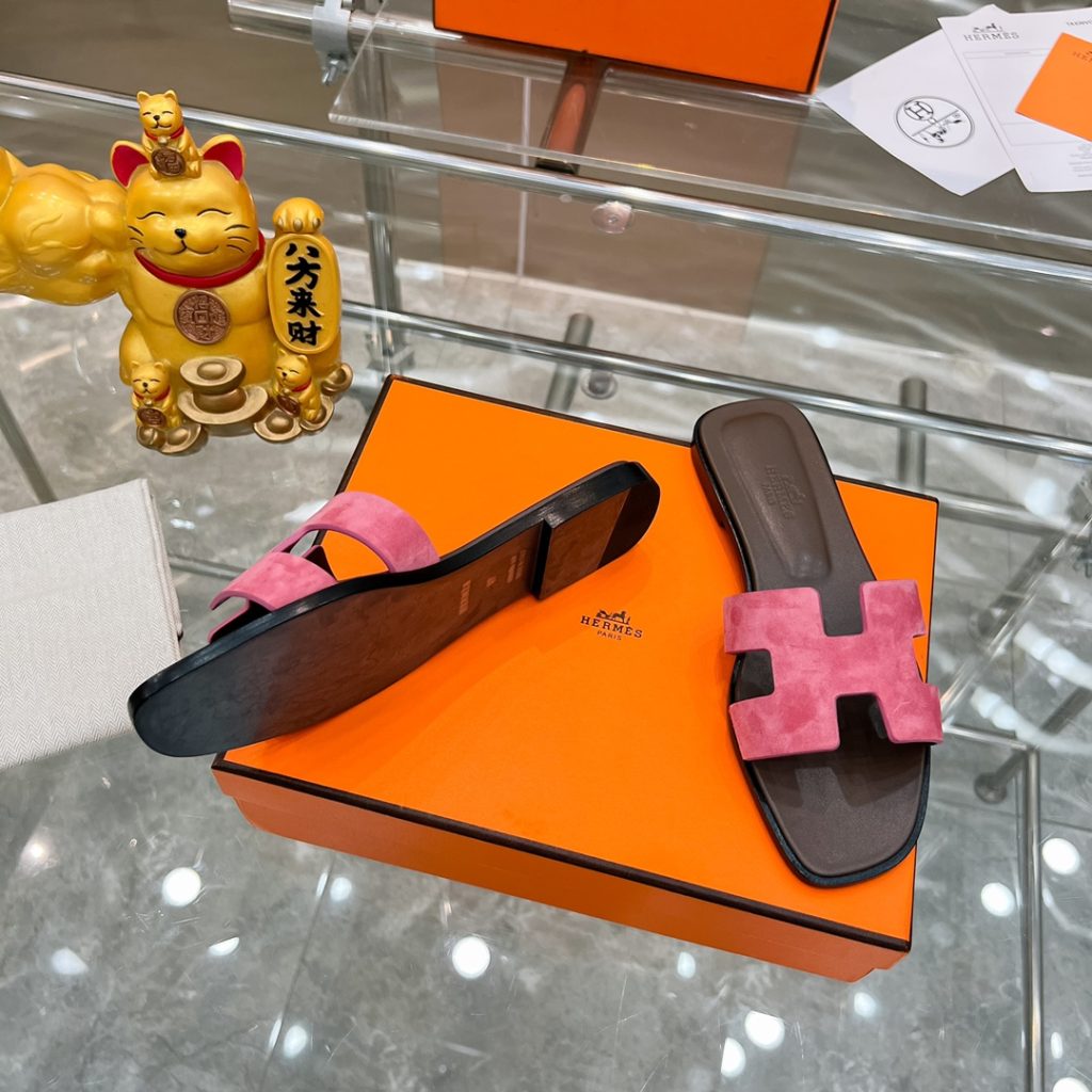 图片[9]-2023HERMES 纯进口意大利 Epsom皮 Oran凉鞋 最新配色，上脚更舒适，H有历史代表作品，永恒经典款H凉拖，居家出行两不误，此鞋款是您衣柜的点睛之笔，上脚颜值超高💃🏻💃🏻💃🏻鞋面材质💗：纯进口牛皮牛里鞋中底 💖: 纯进口牛皮包中底鞋底材质💗：零裂缝真皮中大底👑👑👑码数 💗：35-40全码-newbee