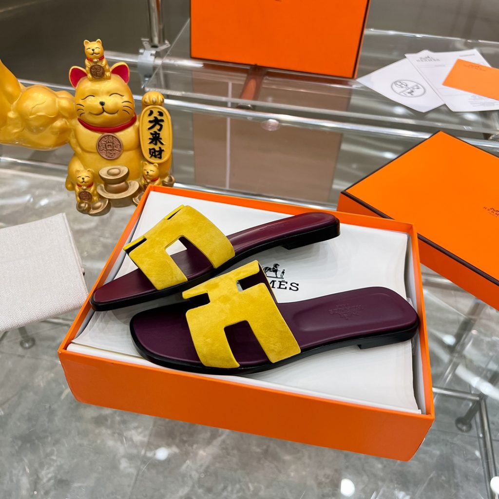 2023HERMES 纯进口意大利 Epsom皮 Oran凉鞋 最新配色，上脚更舒适，H有历史代表作品，永恒经典款H凉拖，居家出行两不误，此鞋款是您衣柜的点睛之笔，上脚颜值超高💃🏻💃🏻💃🏻鞋面材质💗：纯进口牛皮牛里鞋中底 💖: 纯进口牛皮包中底鞋底材质💗：零裂缝真皮中大底👑👑👑码数 💗：35-40全码-newbee