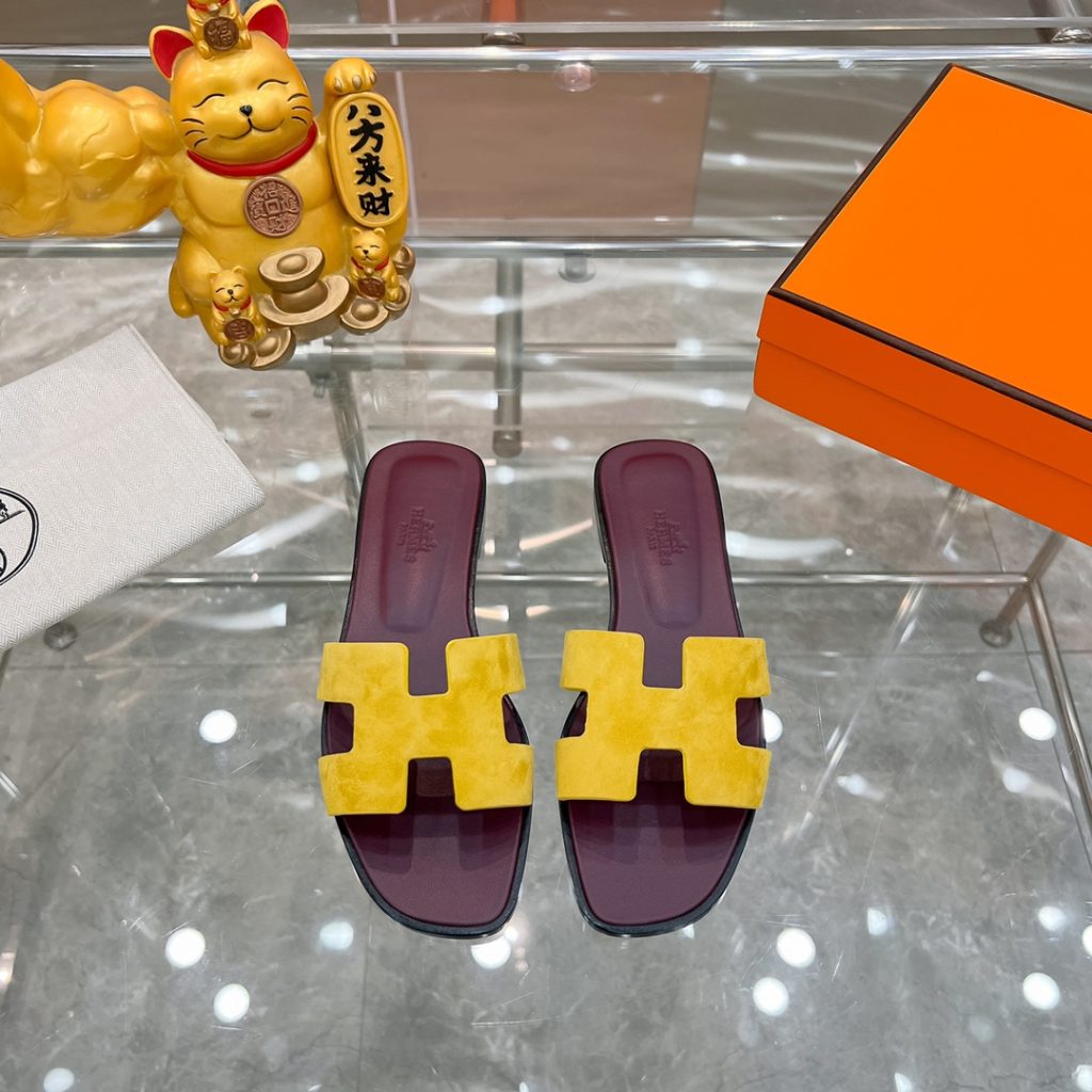 图片[2]-2023HERMES 纯进口意大利 Epsom皮 Oran凉鞋 最新配色，上脚更舒适，H有历史代表作品，永恒经典款H凉拖，居家出行两不误，此鞋款是您衣柜的点睛之笔，上脚颜值超高💃🏻💃🏻💃🏻鞋面材质💗：纯进口牛皮牛里鞋中底 💖: 纯进口牛皮包中底鞋底材质💗：零裂缝真皮中大底👑👑👑码数 💗：35-40全码-newbee