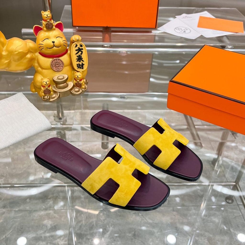 图片[3]-2023HERMES 纯进口意大利 Epsom皮 Oran凉鞋 最新配色，上脚更舒适，H有历史代表作品，永恒经典款H凉拖，居家出行两不误，此鞋款是您衣柜的点睛之笔，上脚颜值超高💃🏻💃🏻💃🏻鞋面材质💗：纯进口牛皮牛里鞋中底 💖: 纯进口牛皮包中底鞋底材质💗：零裂缝真皮中大底👑👑👑码数 💗：35-40全码-newbee