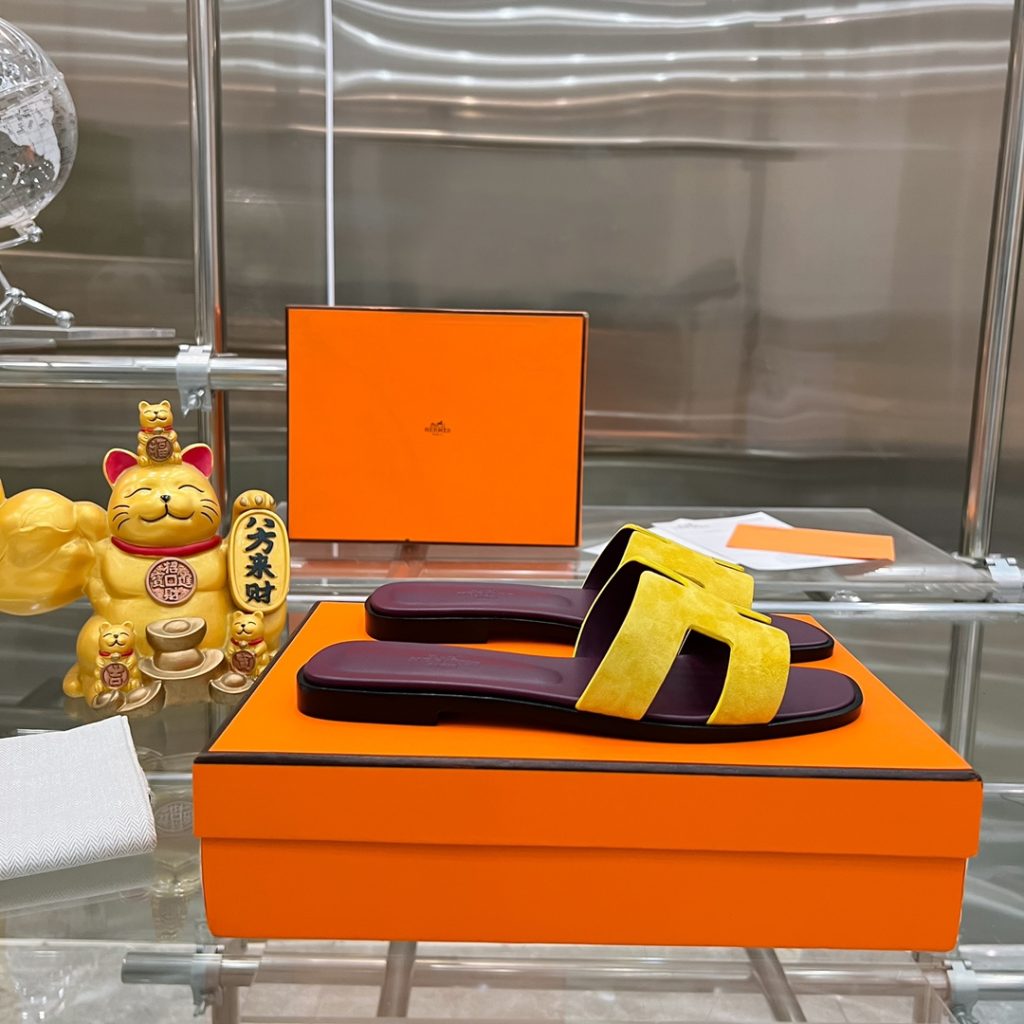 图片[4]-2023HERMES 纯进口意大利 Epsom皮 Oran凉鞋 最新配色，上脚更舒适，H有历史代表作品，永恒经典款H凉拖，居家出行两不误，此鞋款是您衣柜的点睛之笔，上脚颜值超高💃🏻💃🏻💃🏻鞋面材质💗：纯进口牛皮牛里鞋中底 💖: 纯进口牛皮包中底鞋底材质💗：零裂缝真皮中大底👑👑👑码数 💗：35-40全码-newbee