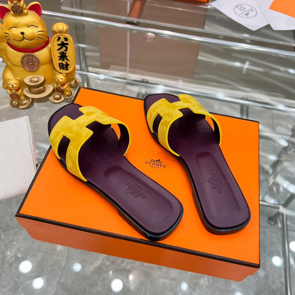 图片[5]-2023HERMES 纯进口意大利 Epsom皮 Oran凉鞋 最新配色，上脚更舒适，H有历史代表作品，永恒经典款H凉拖，居家出行两不误，此鞋款是您衣柜的点睛之笔，上脚颜值超高💃🏻💃🏻💃🏻鞋面材质💗：纯进口牛皮牛里鞋中底 💖: 纯进口牛皮包中底鞋底材质💗：零裂缝真皮中大底👑👑👑码数 💗：35-40全码-newbee