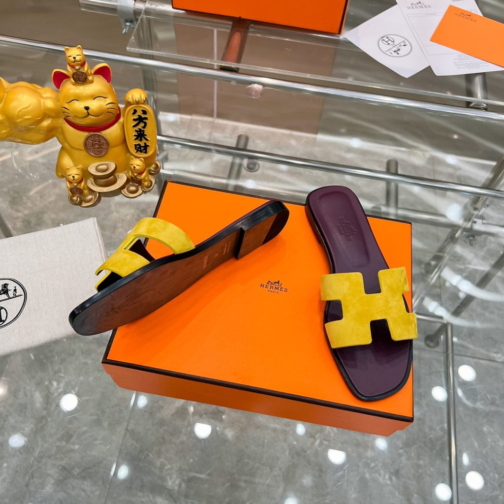 图片[6]-2023HERMES 纯进口意大利 Epsom皮 Oran凉鞋 最新配色，上脚更舒适，H有历史代表作品，永恒经典款H凉拖，居家出行两不误，此鞋款是您衣柜的点睛之笔，上脚颜值超高💃🏻💃🏻💃🏻鞋面材质💗：纯进口牛皮牛里鞋中底 💖: 纯进口牛皮包中底鞋底材质💗：零裂缝真皮中大底👑👑👑码数 💗：35-40全码-newbee