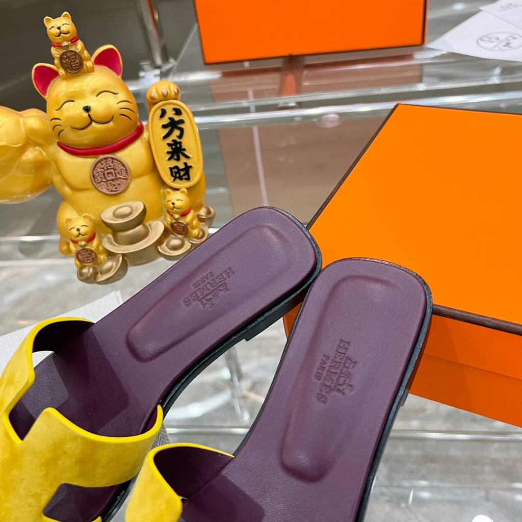 图片[7]-2023HERMES 纯进口意大利 Epsom皮 Oran凉鞋 最新配色，上脚更舒适，H有历史代表作品，永恒经典款H凉拖，居家出行两不误，此鞋款是您衣柜的点睛之笔，上脚颜值超高💃🏻💃🏻💃🏻鞋面材质💗：纯进口牛皮牛里鞋中底 💖: 纯进口牛皮包中底鞋底材质💗：零裂缝真皮中大底👑👑👑码数 💗：35-40全码-newbee