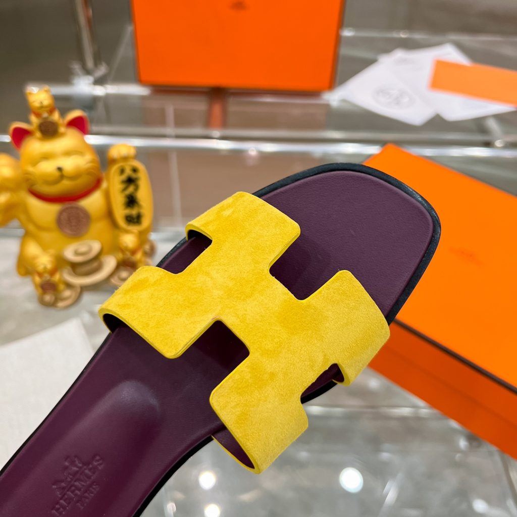 图片[8]-2023HERMES 纯进口意大利 Epsom皮 Oran凉鞋 最新配色，上脚更舒适，H有历史代表作品，永恒经典款H凉拖，居家出行两不误，此鞋款是您衣柜的点睛之笔，上脚颜值超高💃🏻💃🏻💃🏻鞋面材质💗：纯进口牛皮牛里鞋中底 💖: 纯进口牛皮包中底鞋底材质💗：零裂缝真皮中大底👑👑👑码数 💗：35-40全码-newbee