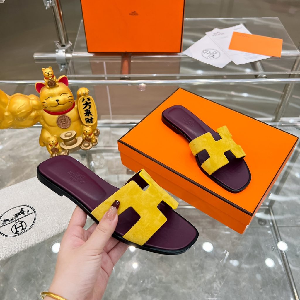 图片[9]-2023HERMES 纯进口意大利 Epsom皮 Oran凉鞋 最新配色，上脚更舒适，H有历史代表作品，永恒经典款H凉拖，居家出行两不误，此鞋款是您衣柜的点睛之笔，上脚颜值超高💃🏻💃🏻💃🏻鞋面材质💗：纯进口牛皮牛里鞋中底 💖: 纯进口牛皮包中底鞋底材质💗：零裂缝真皮中大底👑👑👑码数 💗：35-40全码-newbee