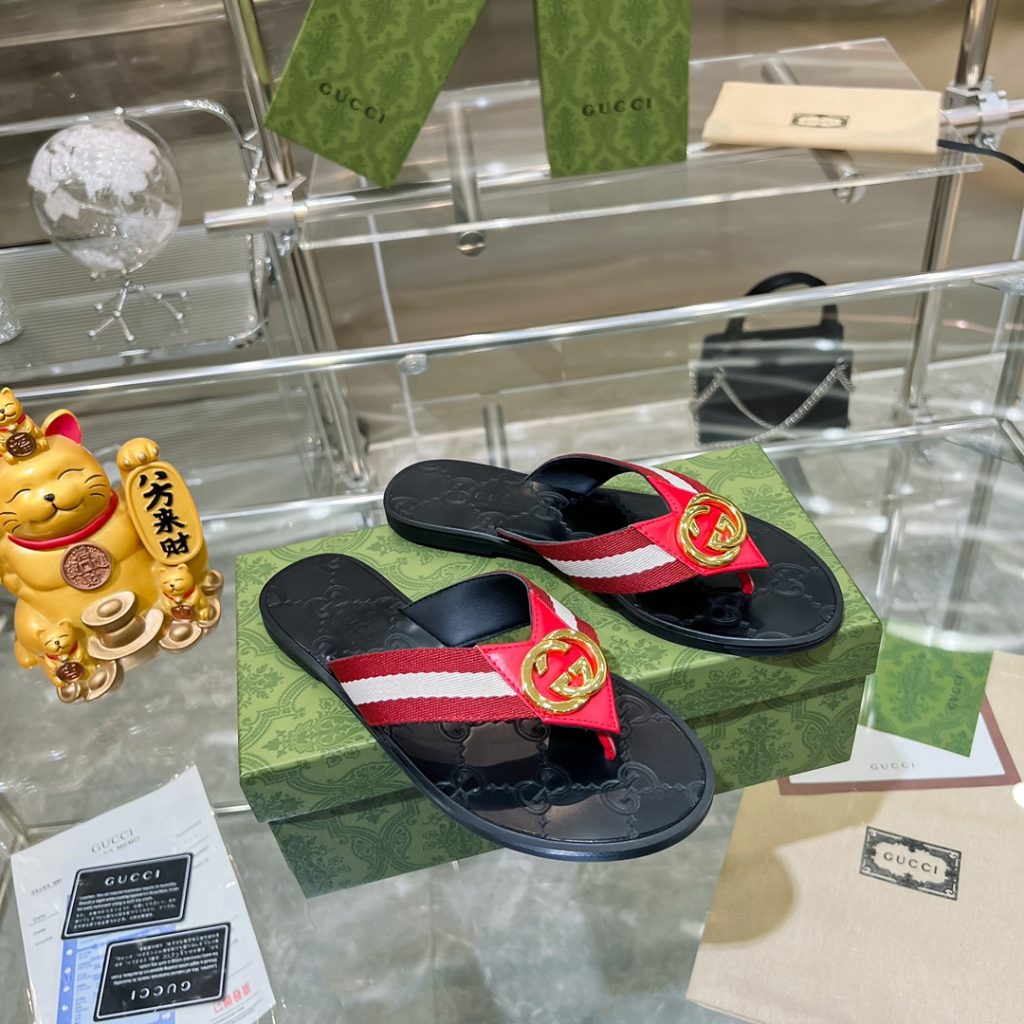 Gucci古奇󾓩󾓩平底女拖鞋，市场顶级版本，官网同步💯上脚超美，鞋面采用进口小牛皮🐑进口羊皮内里，古奇原版精心制作、超级好看！上脚非常轻松舒服。👑原版精心制作满足你的一切需求👑‼️鞋码35-46-newbee