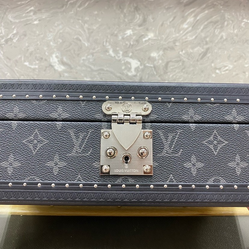图片[7]-COFFRET 8 MONTRES 表盒这款8只装腕表盒以经典典帆布制成。它可便利地从保险箱存放至手提箱中，并配有一个可拆卸托盘用于藏匿其他贵重物品。【8只手表盒硬箱】size:34x13x18cm-newbee