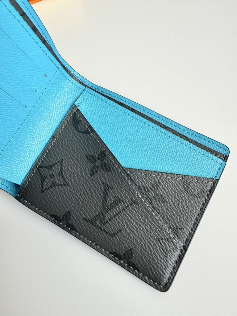 图片[2]-本款 Multie 钱夹选用 Monogram Eclie Reverse 涂层帆布勾勒简洁线条，以牛皮革饰边注入瞩目笔触。内设卡片夹层和钞票隔层，玲珑构型可轻松置于多数口袋或手袋。尺寸：11.5×9×1.5cm-newbee