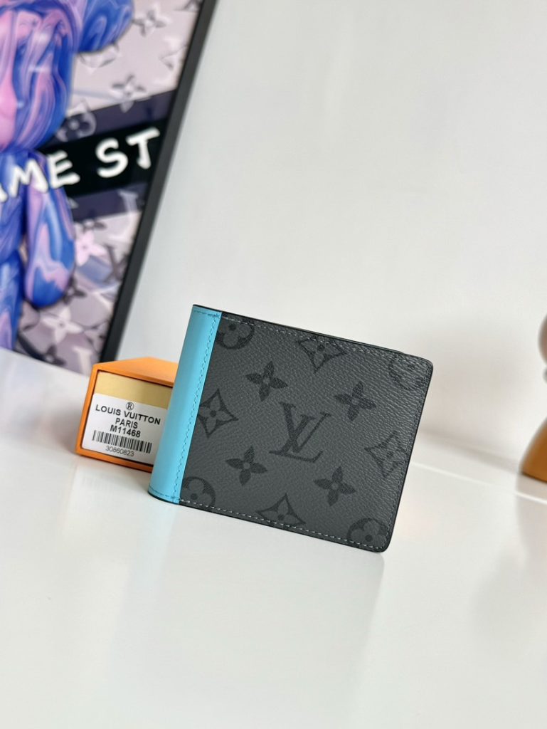 本款 Multie 钱夹选用 Monogram Eclie Reverse 涂层帆布勾勒简洁线条，以牛皮革饰边注入瞩目笔触。内设卡片夹层和钞票隔层，玲珑构型可轻松置于多数口袋或手袋。尺寸：11.5×9×1.5cm-newbee