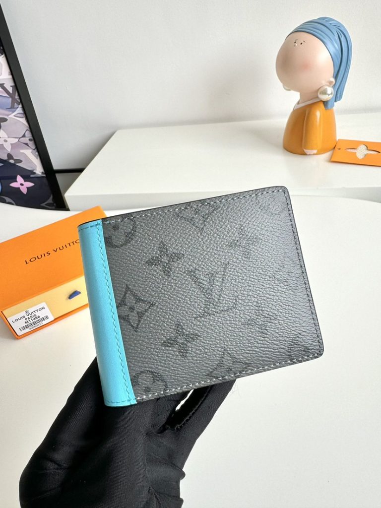 图片[5]-本款 Multie 钱夹选用 Monogram Eclie Reverse 涂层帆布勾勒简洁线条，以牛皮革饰边注入瞩目笔触。内设卡片夹层和钞票隔层，玲珑构型可轻松置于多数口袋或手袋。尺寸：11.5×9×1.5cm-newbee