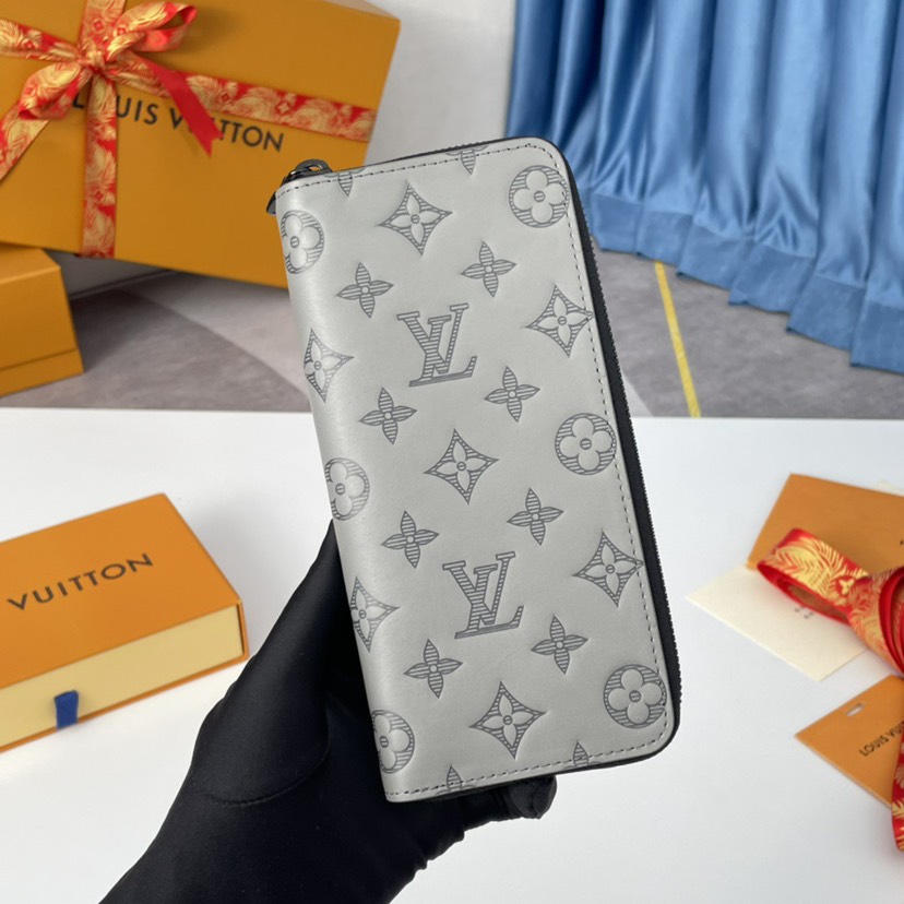  Ziy Vertical 钱夹以 Monogram Shadow 皮革焕新经典设计。柔滑牛皮革含蓄展露标志性 Monogram 压纹，内设卡片夹层、零钱袋和票据隔层，为 Monogram 爱好者带来臻礼佳选。尺寸：20×10×2cm-newbee
