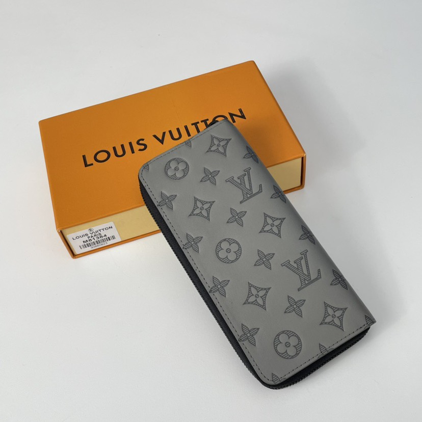 图片[4]- Ziy Vertical 钱夹以 Monogram Shadow 皮革焕新经典设计。柔滑牛皮革含蓄展露标志性 Monogram 压纹，内设卡片夹层、零钱袋和票据隔层，为 Monogram 爱好者带来臻礼佳选。尺寸：20×10×2cm-newbee