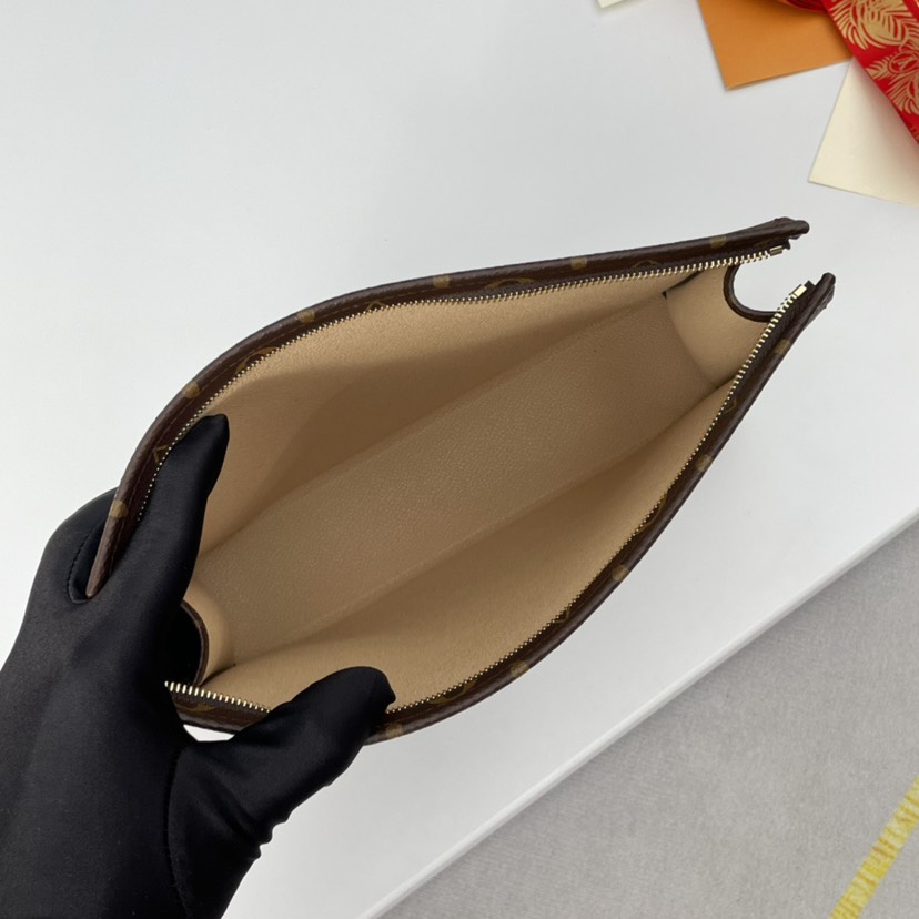 图片[2]-Louis Vuitton 26号盥洗袋。Monogram帆布化妆盒，内部空间宽敞，方便取放物品，可将它轻而易举地放进手袋中。原厂进口皮料，真金电镀24K五金，进口YKK金铜拉链同步，细节完美随意出入海关。尺寸：26×20×5cm-newbee