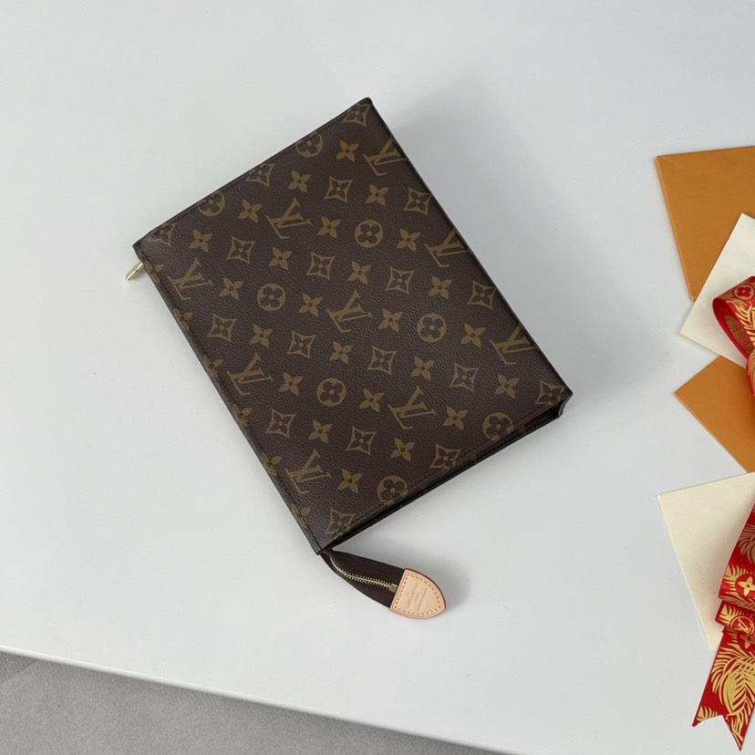 图片[3]-Louis Vuitton 26号盥洗袋。Monogram帆布化妆盒，内部空间宽敞，方便取放物品，可将它轻而易举地放进手袋中。原厂进口皮料，真金电镀24K五金，进口YKK金铜拉链同步，细节完美随意出入海关。尺寸：26×20×5cm-newbee