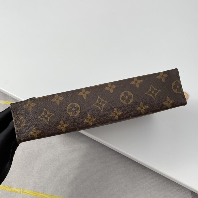 图片[4]-Louis Vuitton 26号盥洗袋。Monogram帆布化妆盒，内部空间宽敞，方便取放物品，可将它轻而易举地放进手袋中。原厂进口皮料，真金电镀24K五金，进口YKK金铜拉链同步，细节完美随意出入海关。尺寸：26×20×5cm-newbee