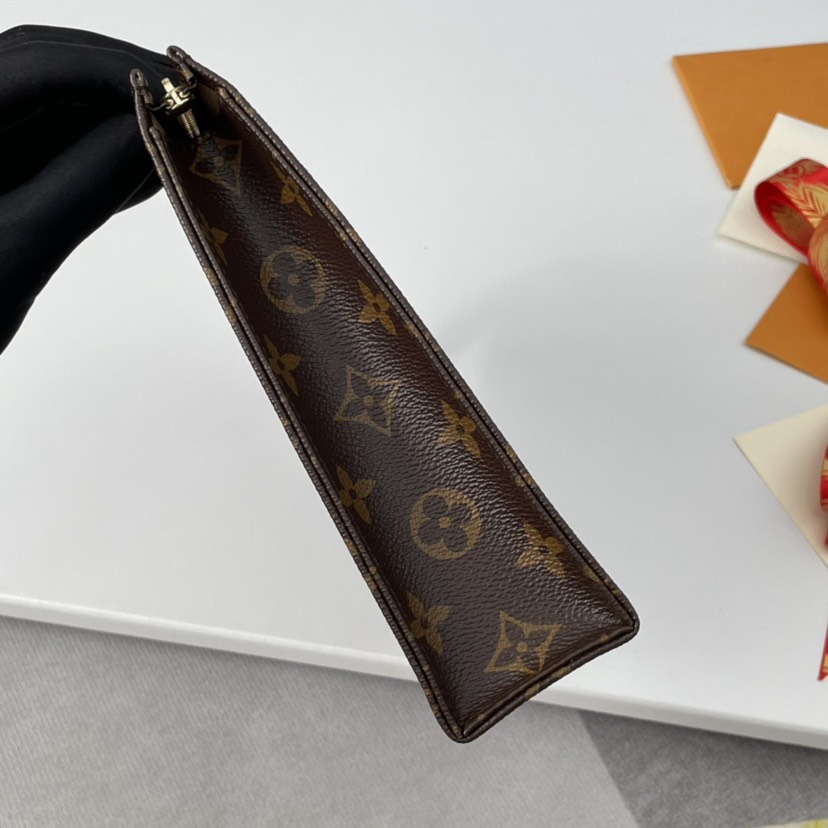 图片[5]-Louis Vuitton 26号盥洗袋。Monogram帆布化妆盒，内部空间宽敞，方便取放物品，可将它轻而易举地放进手袋中。原厂进口皮料，真金电镀24K五金，进口YKK金铜拉链同步，细节完美随意出入海关。尺寸：26×20×5cm-newbee