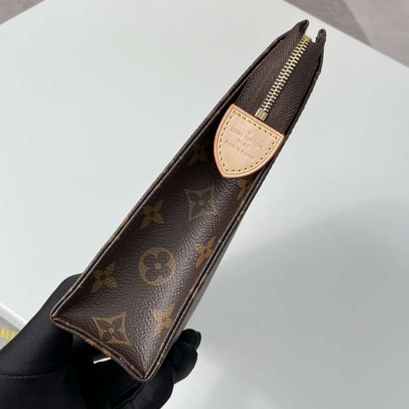 图片[7]-Louis Vuitton 26号盥洗袋。Monogram帆布化妆盒，内部空间宽敞，方便取放物品，可将它轻而易举地放进手袋中。原厂进口皮料，真金电镀24K五金，进口YKK金铜拉链同步，细节完美随意出入海关。尺寸：26×20×5cm-newbee